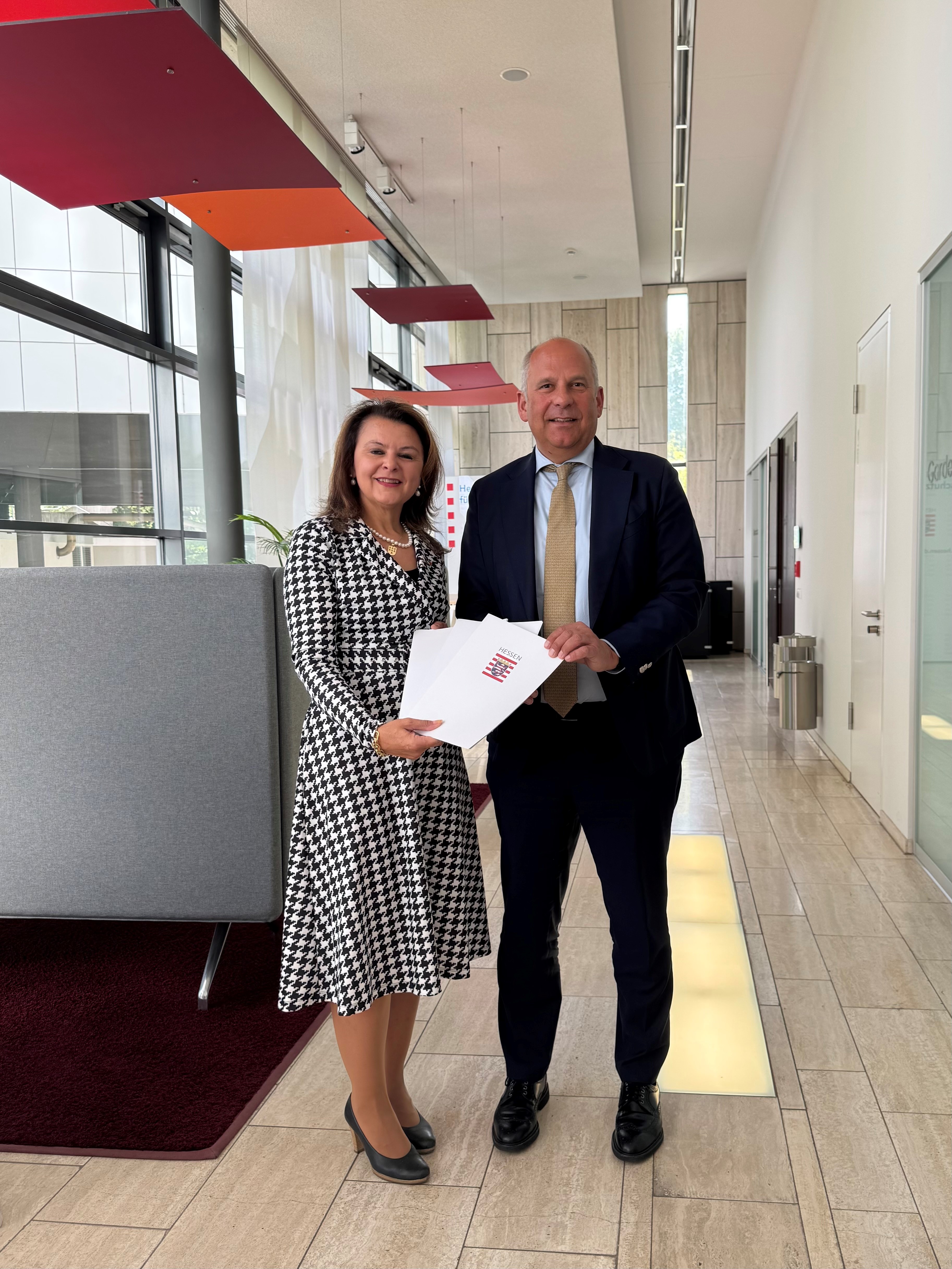 Innenminister Roman Poseck gemeinsam mit Ingwelde Juchum, Landesvorsitzende und stellv. Bundesvorsitzende des Verbands der Siebenb�rger Sachsen in Deutschland e.V.