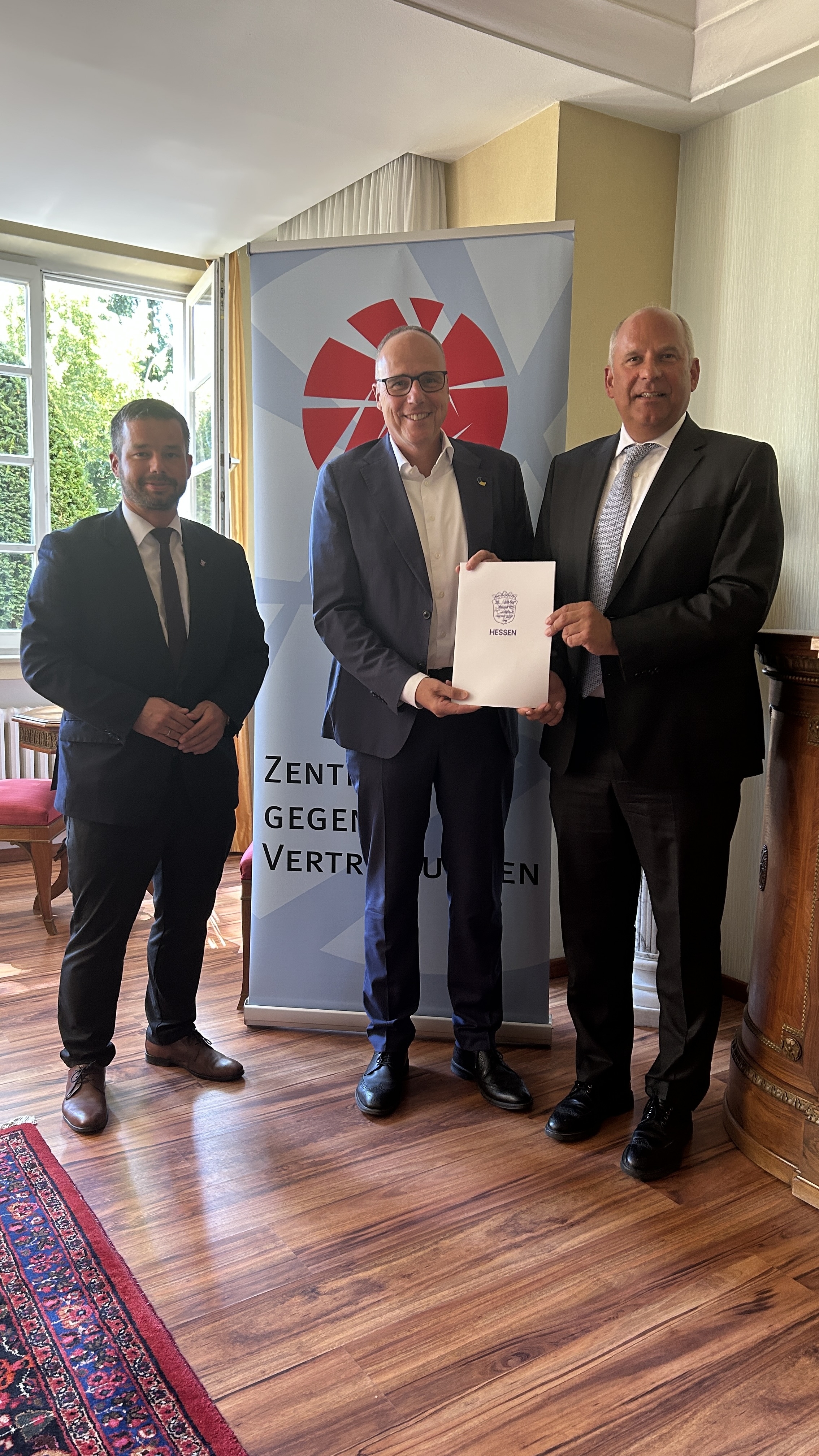 Innenminister Roman Poseck gemeinsam mit Peter Beuth, Vorsitzender der Stiftung �Zentrum gegen Vertreibungen� und Hessischer Innenminister a. D. sowie Andreas Hofmeister, Landesbeauftragter f�r Heimatvertriebene und Sp�taussiedler